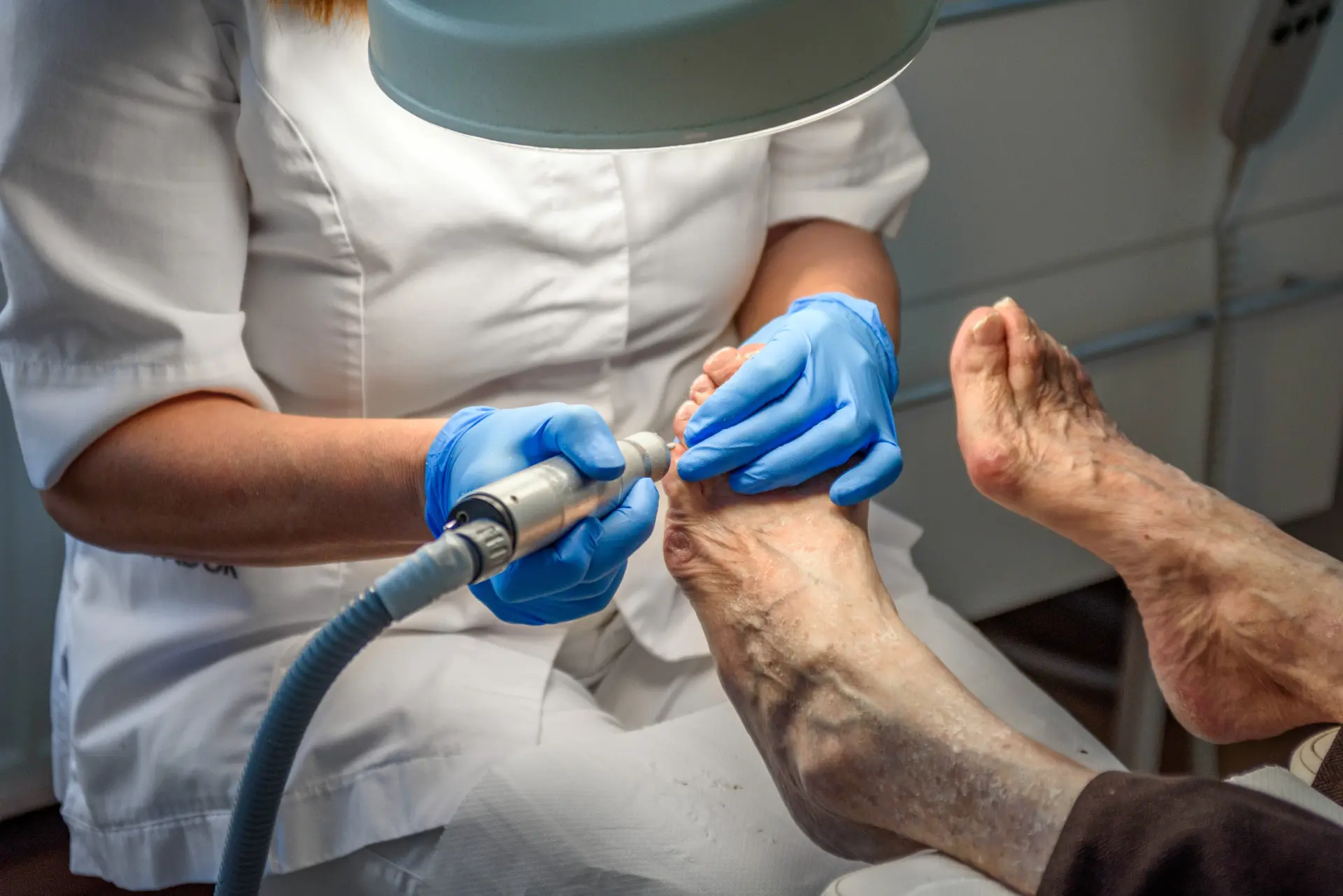 What does a podiatrists do ?